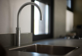 Moderner Wasserhahn und Spüle in der Strandhausküche Sea Lodges «Zandvoort 9» in den Niederlanden.