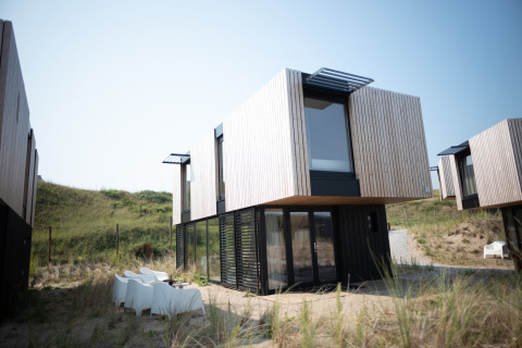 Modern strandhuis Sea Lodges Zandvoort 9 in Nederland met grote ramen en houten gevelbekleding.