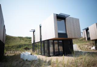 Casa de playa moderna Sea Lodges Zandvoort 9 en los Países Bajos con ventanas grandes y revestimiento de madera.