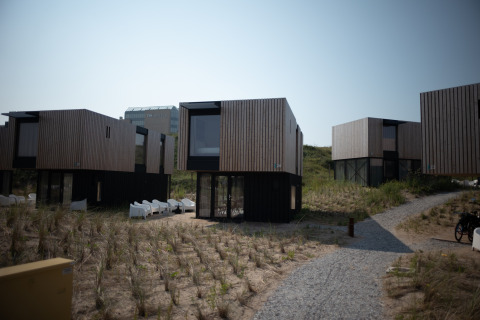 Casas de playa modernas en Sea Lodges Zandvoort 9, Países Bajos, rodeadas de dunas de arena.