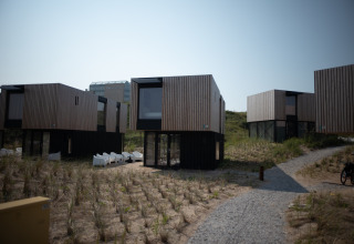 Casas de playa modernas en Sea Lodges Zandvoort 9, Países Bajos, rodeadas de dunas de arena.
