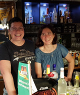 Vrouwen achter de bar - Camping Elbeling - Vodatent - Bleckede, Nedersaksen, Duitsland