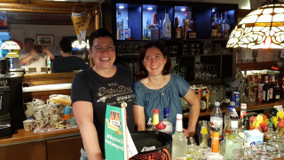 Vrouwen achter de bar - Camping Elbeling - Vodatent - Bleckede, Nedersaksen, Duitsland