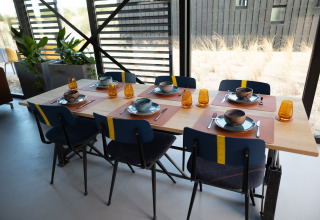 Eettafel gedekt voor zes in het moderne Sea Lodges Zandvoort 6 strandhuis met duinzicht, Nederland.