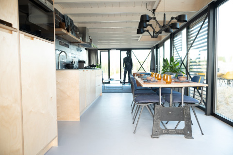 Modern strandhuis 'Sea Lodges Zandvoort 6' in Nederland met open keuken en stijlvolle eettafel.