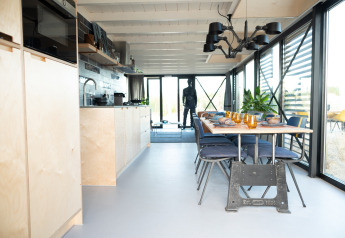 Modern strandhuis 'Sea Lodges Zandvoort 6' in Nederland met open keuken en stijlvolle eettafel.