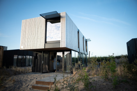 Modern strandverblijf Sea Lodges Zandvoort 6 met houten gevelbekleding aan de Nederlandse kustlijn.