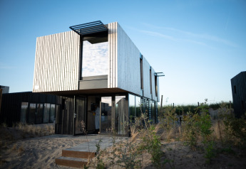 Modern strandverblijf Sea Lodges Zandvoort 6 met houten gevelbekleding aan de Nederlandse kustlijn.