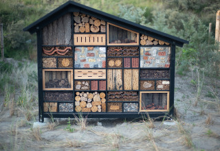 Insectenhotel aan het strand bij Sea Lodges «Zandvoort 6» in Nederland, gemaakt van hout en baksteen.