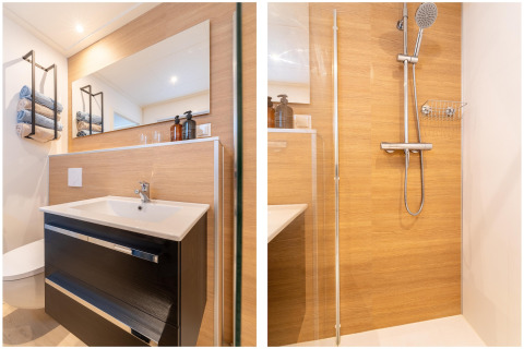 Modernes Badezimmer in der Lodge „By the Baker“ in den Niederlanden mit Waschbecken und Dusche mit Holzoptik.