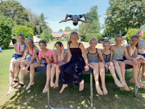 Niños en la cama elástica - Camping de Peelweide - Vodatent - Grashoek, Limburgo, Países Bajos