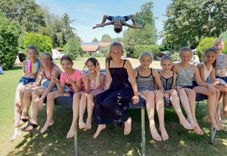 Kinder auf dem Trampolin - Camping de Peelweide - Vodatent - Grashoek, Limburg, Niederlande