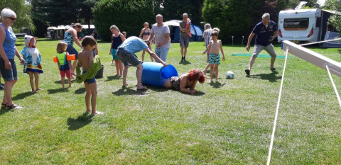 Gezellige familiespellen op het gras bij Camping de Peelweide in Limburg met kinderen en volwassenen.