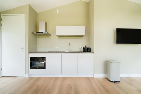 Kitchenette moderne d'une maison de vacances près des lacs Kaag et des canaux de Leiden, aux Pays-Bas.