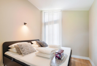 Chambre lumineuse et moderne avec lit double, oreillers et linge à Holiday home près des Kaag Lakes, Pays-Bas.