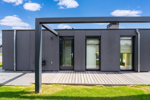 Lodge moderne à Holiday home près des lacs Kaag et des canaux de Leiden, Pays-Bas, façade noire et terrasse bois.