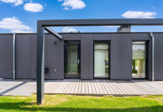 Lodge moderne à Holiday home près des lacs Kaag et des canaux de Leiden, Pays-Bas, façade noire et terrasse bois.