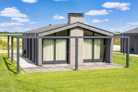 Maison de vacances moderne près des lacs de Kaag et des canaux de Leiden aux Pays-Bas, terrasse incluse.