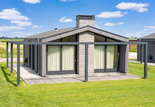 Maison de vacances moderne près des lacs de Kaag et des canaux de Leiden aux Pays-Bas, terrasse incluse.