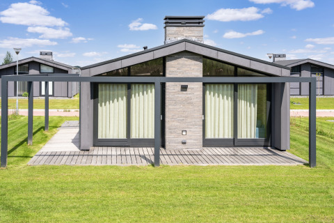 Maison de vacances moderne près des lacs Kaag et des canaux de Leyde aux Pays-Bas, pelouse et terrasse.