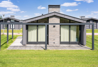 Maison de vacances moderne près des lacs Kaag et des canaux de Leyde aux Pays-Bas, pelouse et terrasse.