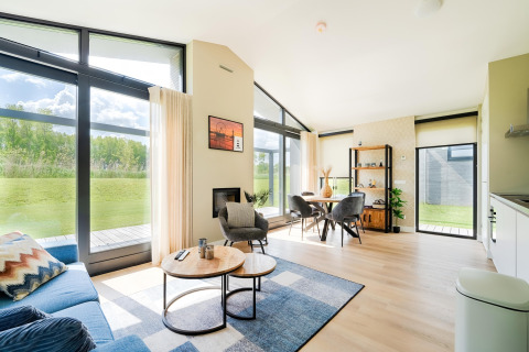 Salon lumineux et moderne d'une maison de vacances près des lacs Kaag et des canaux de Leiden, aux Pays-Bas.