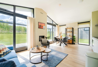 Salon lumineux et moderne d'une maison de vacances près des lacs Kaag et des canaux de Leiden, aux Pays-Bas.