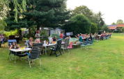 Urlauber auf dem Feld - Camping de Peelweide - Vodatent - Grashoek, Limburg, Niederlande