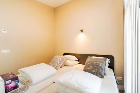Chambre moderne de la maison de vacances près des lacs Kaag et des canaux de Leiden, Pays-Bas, avec deux lits.