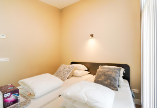 Chambre moderne de la maison de vacances près des lacs Kaag et des canaux de Leiden, Pays-Bas, avec deux lits.