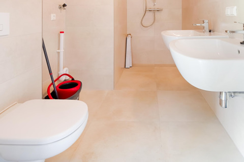 Salle de bain moderne au Holiday home près des lacs Kaag et des canaux de Leiden avec deux lavabos, douche, WC.