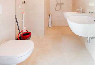 Salle de bain moderne au Holiday home près des lacs Kaag et des canaux de Leiden avec deux lavabos, douche, WC.