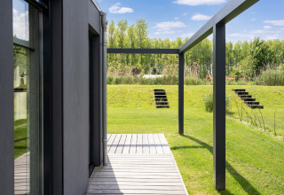 Terrasse moderne dans une maison de vacances près des lacs de Kaag et des canaux de Leiden, Pays-Bas.