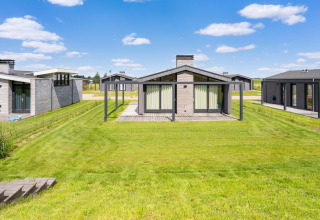 Maison de vacances près des lacs Kaag et des canaux de Leyde aux Pays-Bas, architecture moderne et verdure.