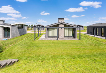 Casa vacanze vicino ai laghi Kaag e ai canali di Leiden nei Paesi Bassi, architettura moderna e verde.