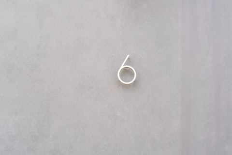 Chiffre 6 en métal sur un mur gris, photographié au Holiday home près des Kaag Lakes et des canaux de Leiden, Pays-Bas.