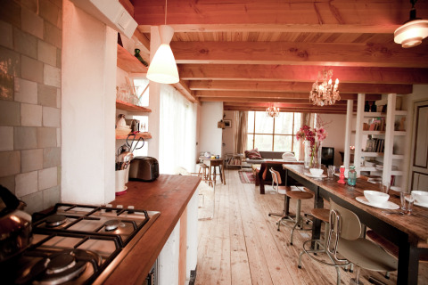 Gezellige keuken en eetruimte in houten cabin De Schone Leij, gelegen in Nederland.