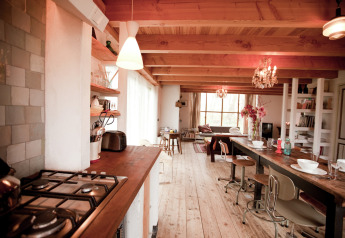 Cozy kitchen and dining area in a wooden cabin, De Schone Leij, located in the Netherlands.