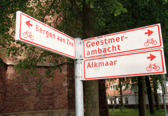 Fietsbewegwijzering aan ‘De Schone Leij’ in Nederland met richtingen naar Bergen aan Zee en Alkmaar.