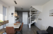 Interior luminoso y moderno de una casa de playa en Resort Hoek van Holland, Países Bajos, con escalera.