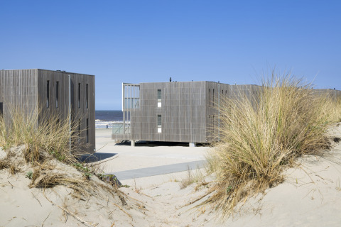 Moderne Strandhäuser im Resort Hoek van Holland in den Niederlanden, umgeben von Dünen und Meer.