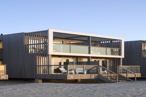 Modernes Strandhaus im Resort Hoek van Holland, Niederlande, mit großen Balkonen und Meerblick.