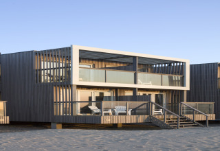 Modernes Strandhaus im Resort Hoek van Holland, Niederlande, mit großen Balkonen und Meerblick.