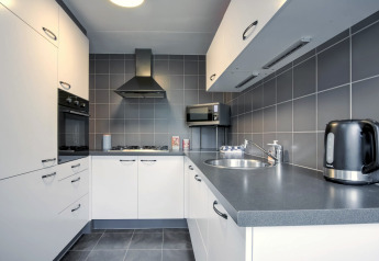 Cucina moderna nella Villa «Avondrood» nei Paesi Bassi con fornello, forno, microonde e bollitore.