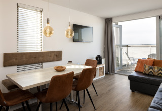 Modernes Wohn- und Esszimmer in einem Strandhaus im Resort Hoek van Holland mit Meerblick und stilvollem Design.