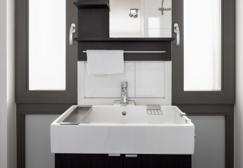 Lavabo moderno con espejo y toalla en el baño del Resort Hoek van Holland en los Países Bajos.