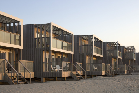 Moderne Strandhäuser im Resort Hoek van Holland in den Niederlanden, fotografiert am Sandstrand.