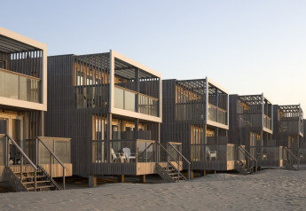 Casas de playa modernas en el Resort Hoek van Holland, Países Bajos, fotografiadas junto a la playa.