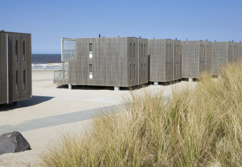Casas de playa modernas en el Resort Hoek van Holland, Países Bajos, junto al mar en un día soleado.