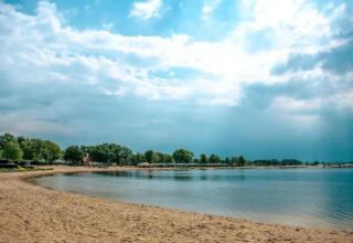 Strandblick am Resort Hoek van Holland in den Niederlanden mit Sand, ruhigem Wasser und blauem Himmel.